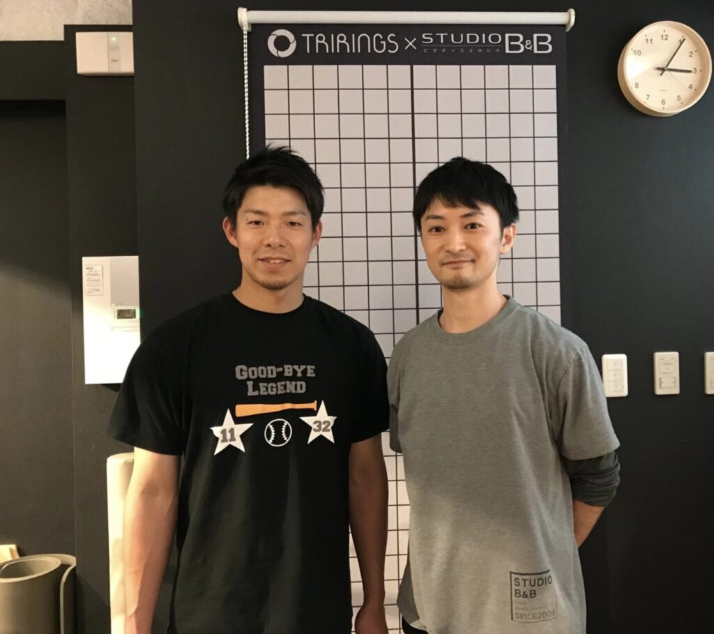 ピラティススタジオBB 三軒茶屋で撮影した、プロ野球の橋本到選手と黒子甫の2ショット写真
