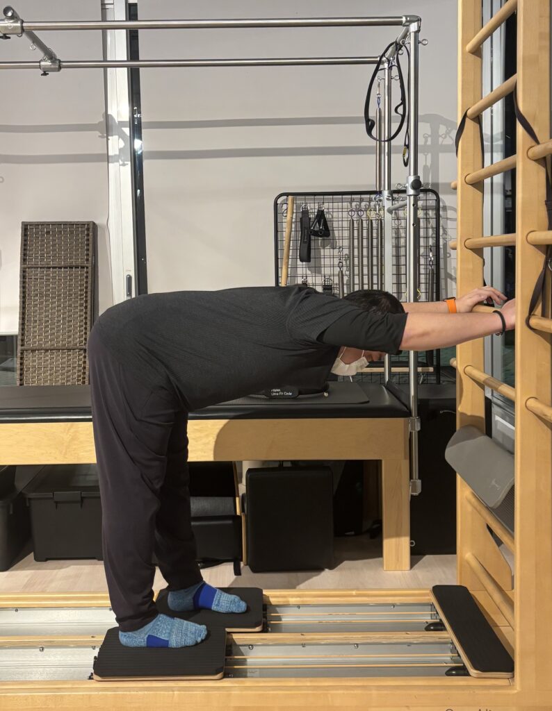 ピラティススタジオBB仙台泉に通う男性会員様がコアアラインのエクササイズをしている写真