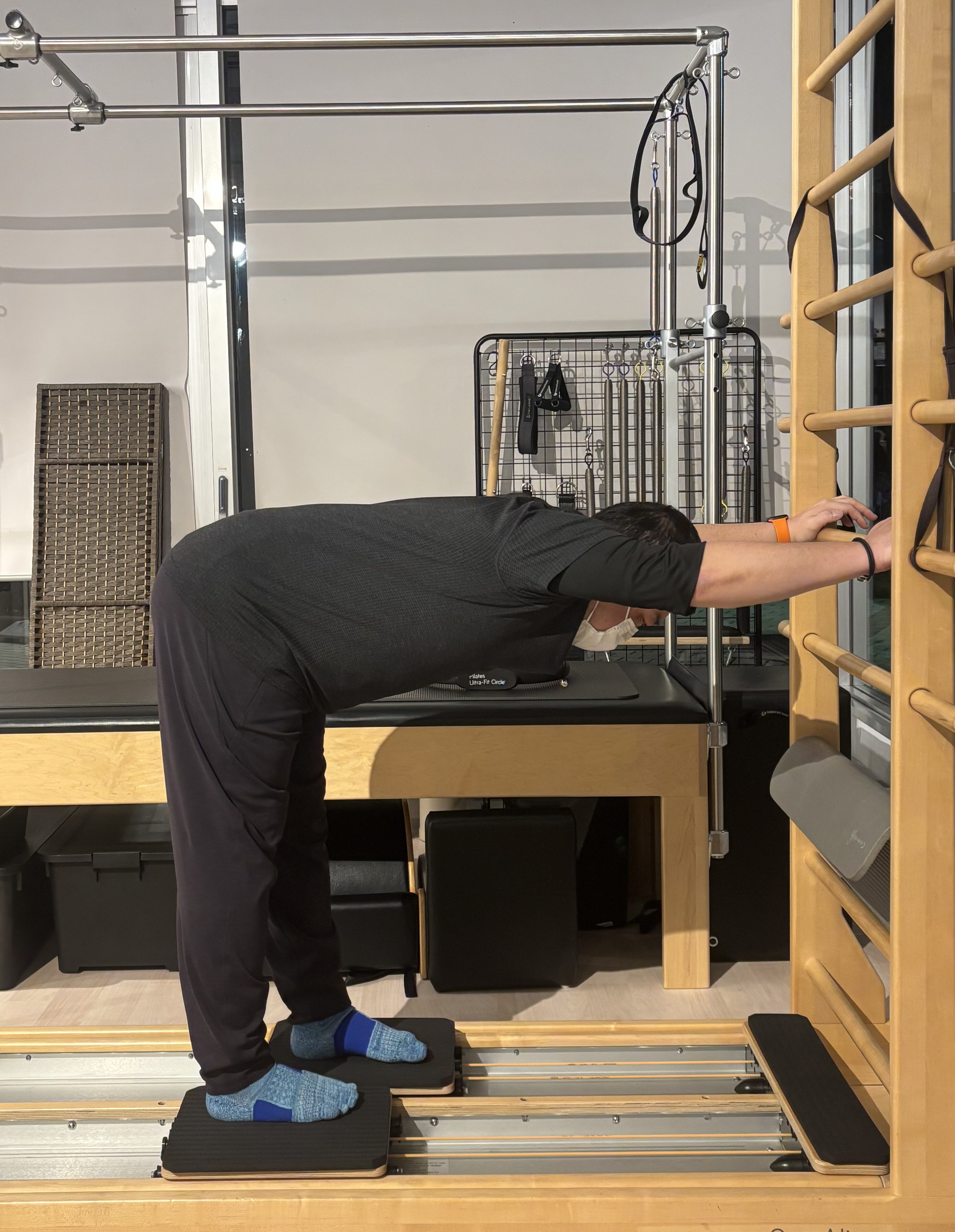 ピラティススタジオBB仙台泉に通う男性会員様がコアアラインのエクササイズをしている写真