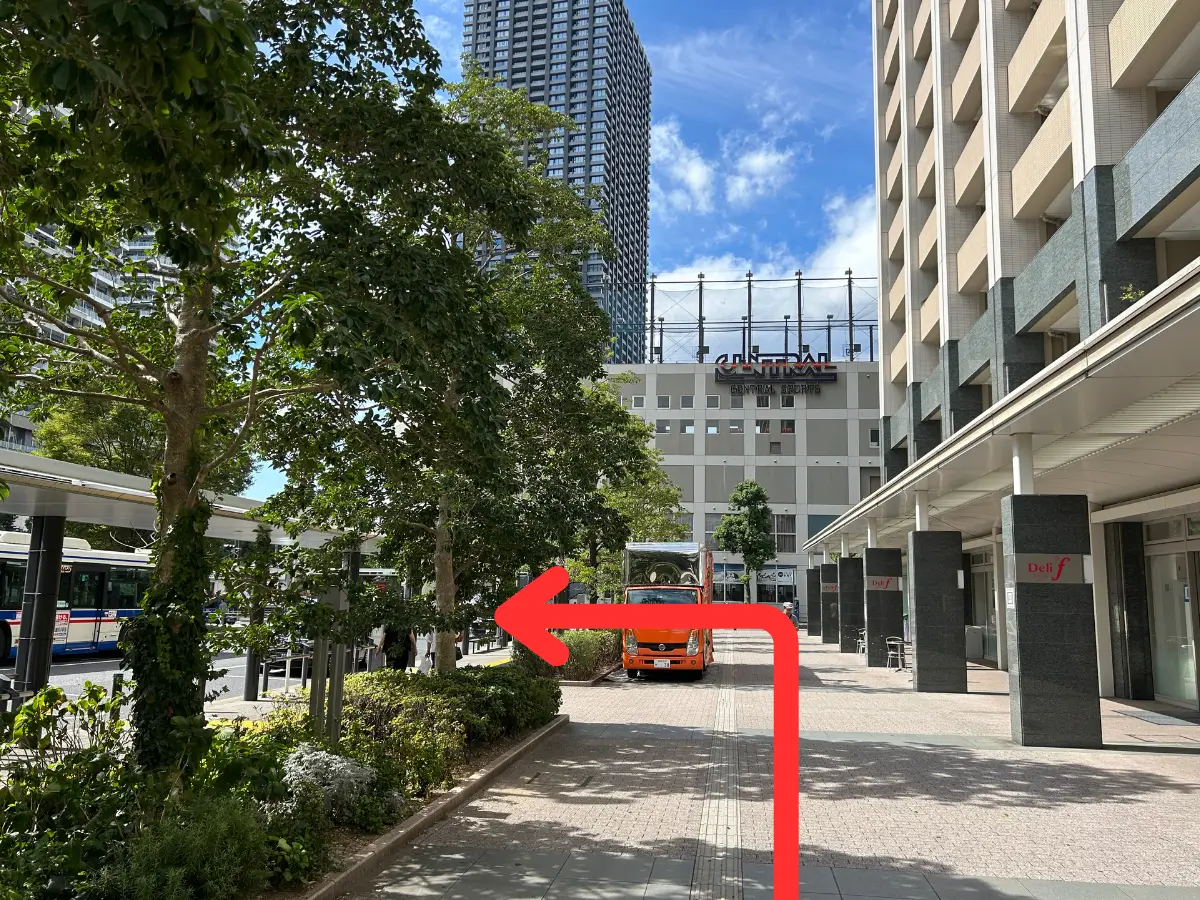 ＜JR横須賀線・湘南新宿ライン＞「武蔵小杉駅」新南改札（横須賀線口）を右折。バスロータリーを右手に直進し、突き当たりを左折。