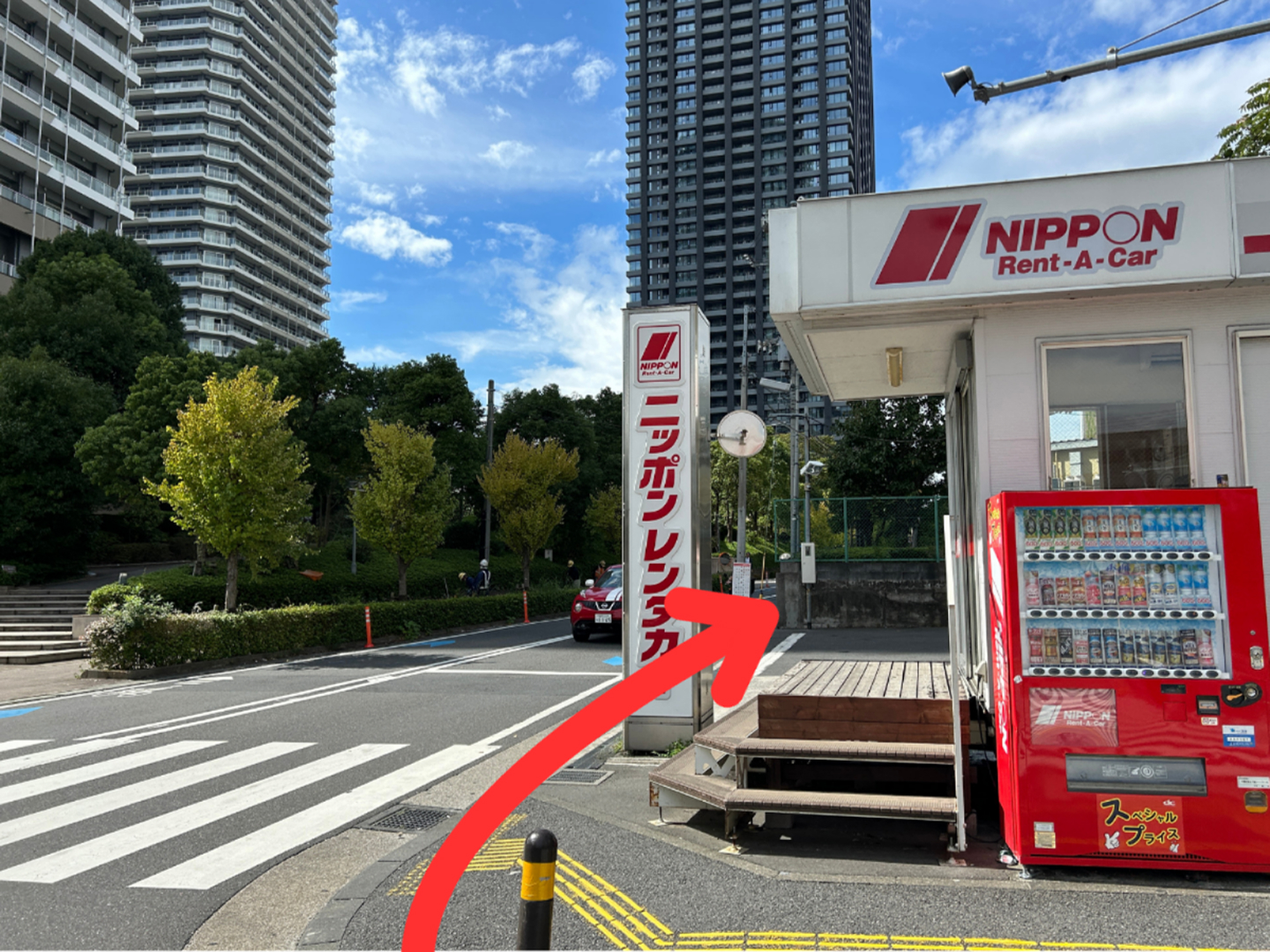 信号を渡り「ニッポンレンタカー」の前の道を進む。※歩道が狭いためお気をつけください。