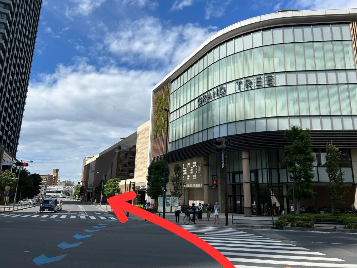 大通りを渡り、「グランツリー」を通過。