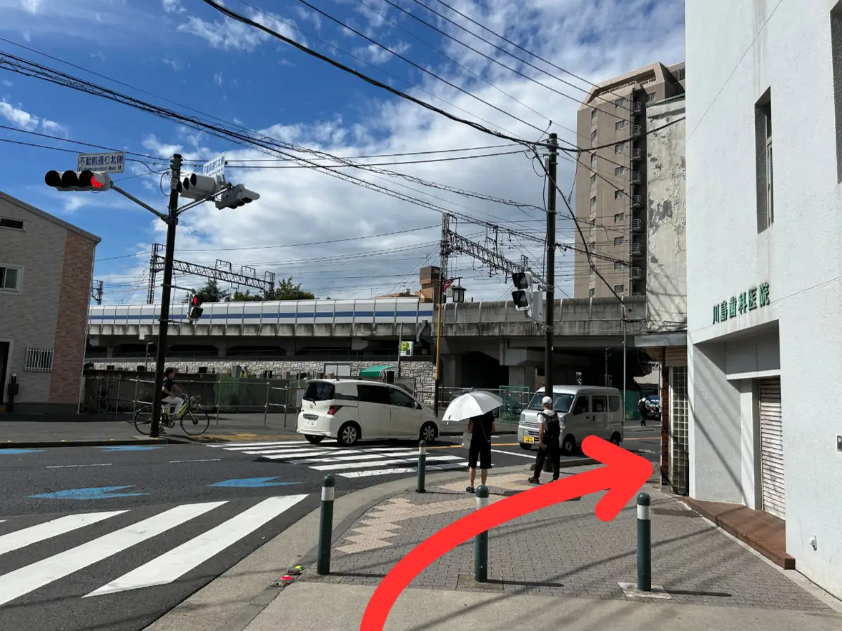 「川島歯科医院」を右折し、不動前通りを80mほど直進します。