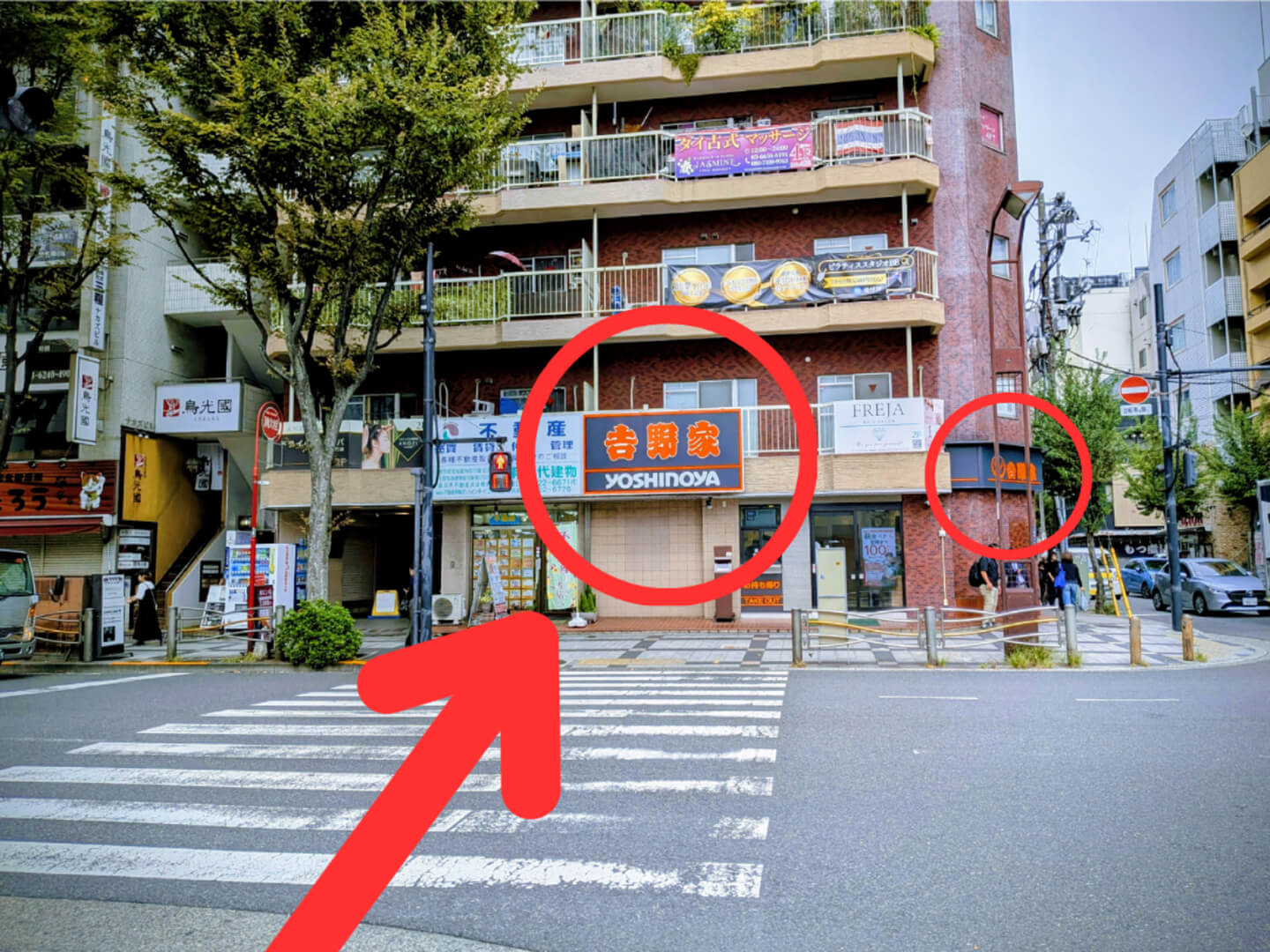 交差点を渡り、吉野家が入っているビル3階へ。