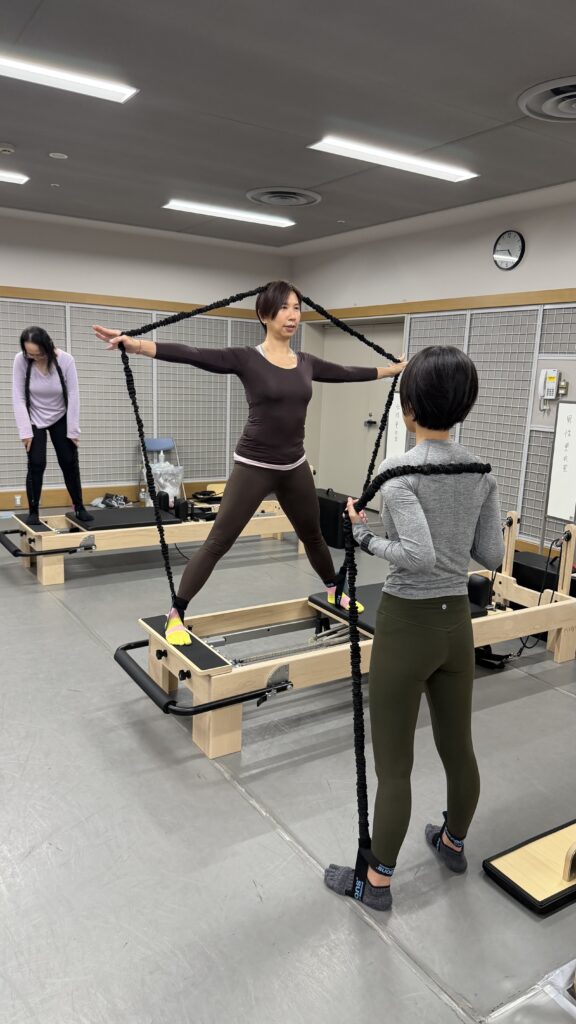 ピラティススタジオBB仙台泉の桂島愛インストラクターが、コネクションズバンドの外部セミナーで指導練習をしている画像