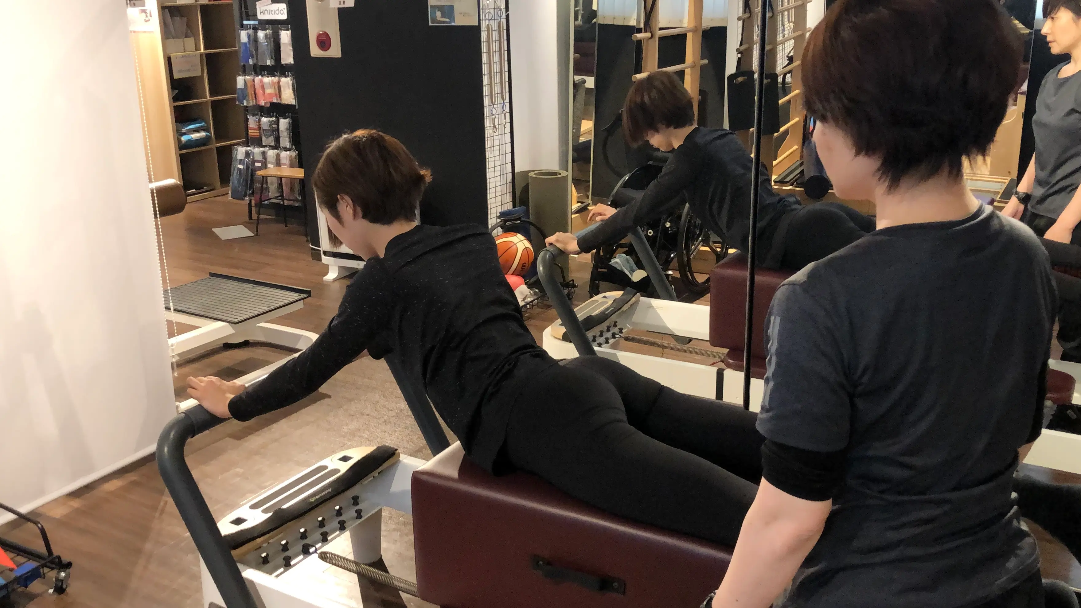 ピラティススタジオBB 三軒茶屋で車椅子バスケットの女性パラリンピアンが李フォーマーでスワンをしている画像