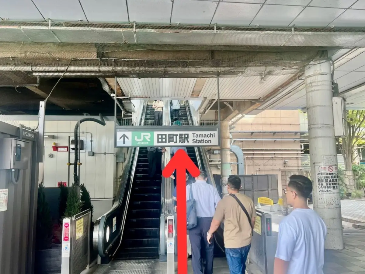 エスカレーターを登りJR田町駅方面へ。