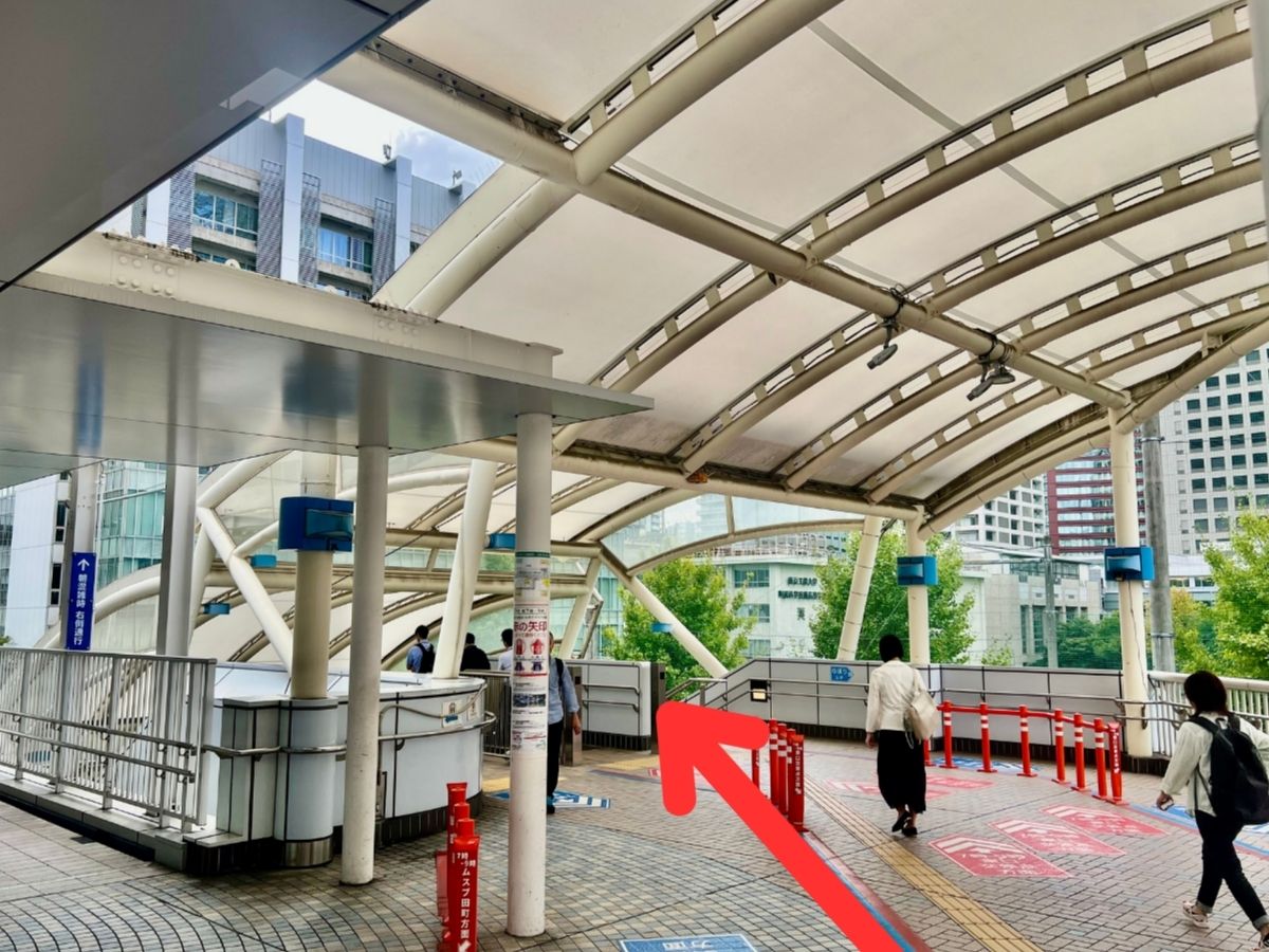 屋根のある通路を80mほど進み、右手側にあるエスカレーターまたは階段を降りる。