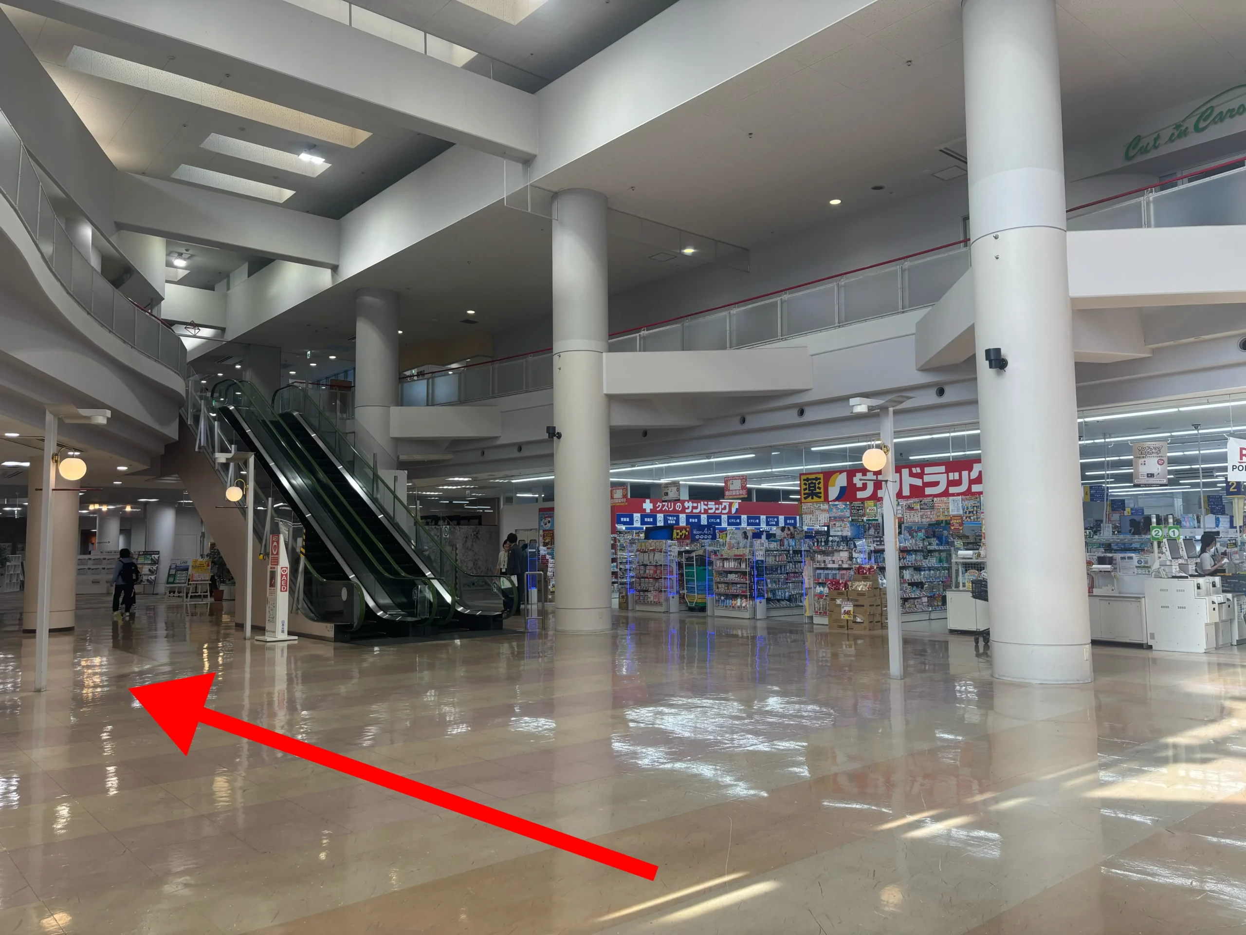 正面の「サンドラッグ」を目印に左に進む。