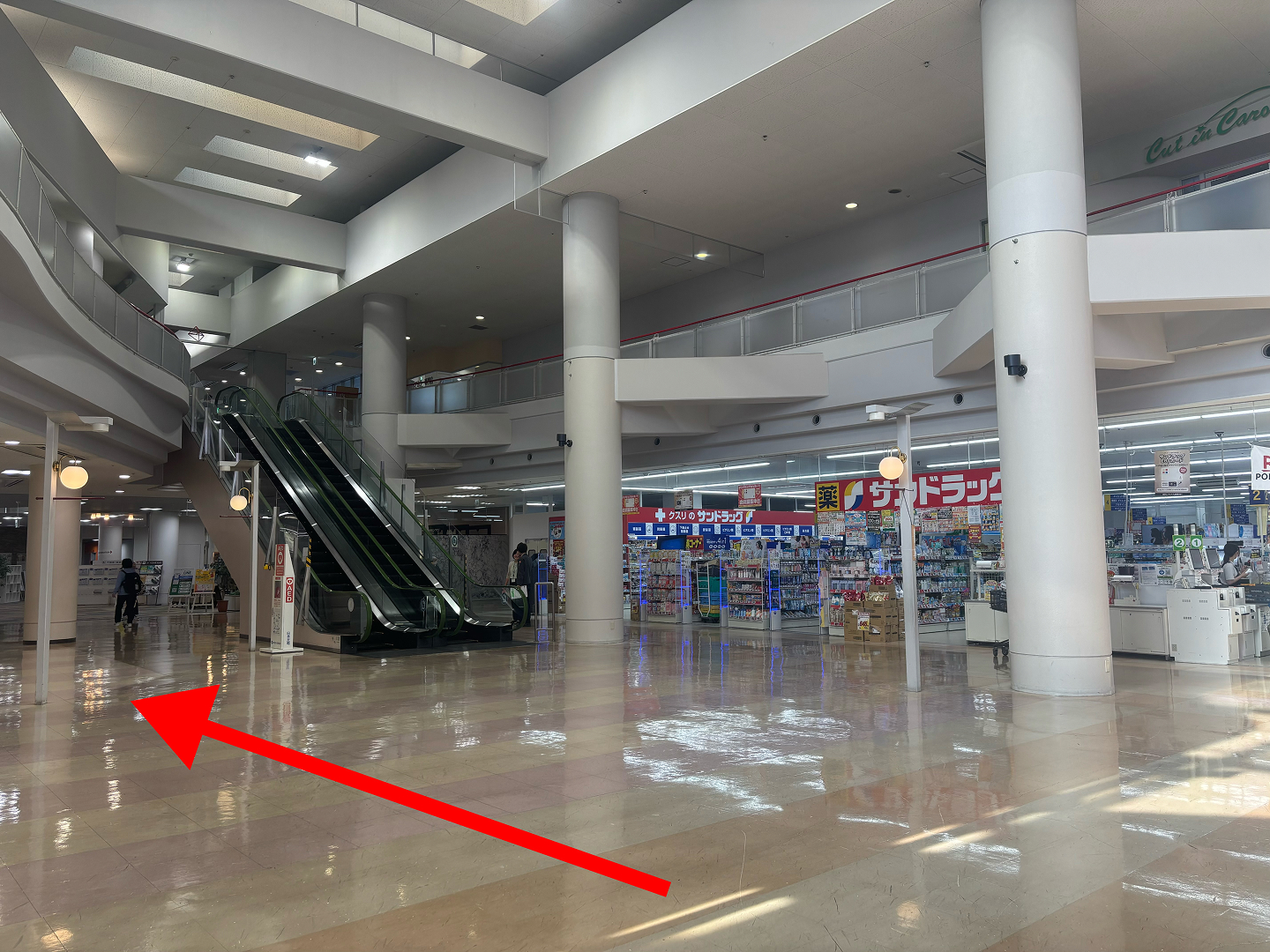 正面の「サンドラッグ」を目印に左に進む。