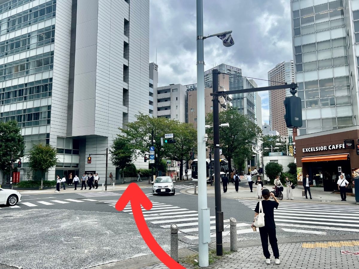 そのまま直進し、交差点を斜め左に渡る。（右手にEXCELSIOR CAFÉ）