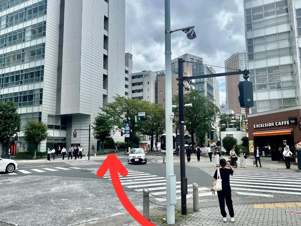 そのまま直進し、交差点を斜め左に渡る。（右手にEXCELSIOR CAFÉ）
