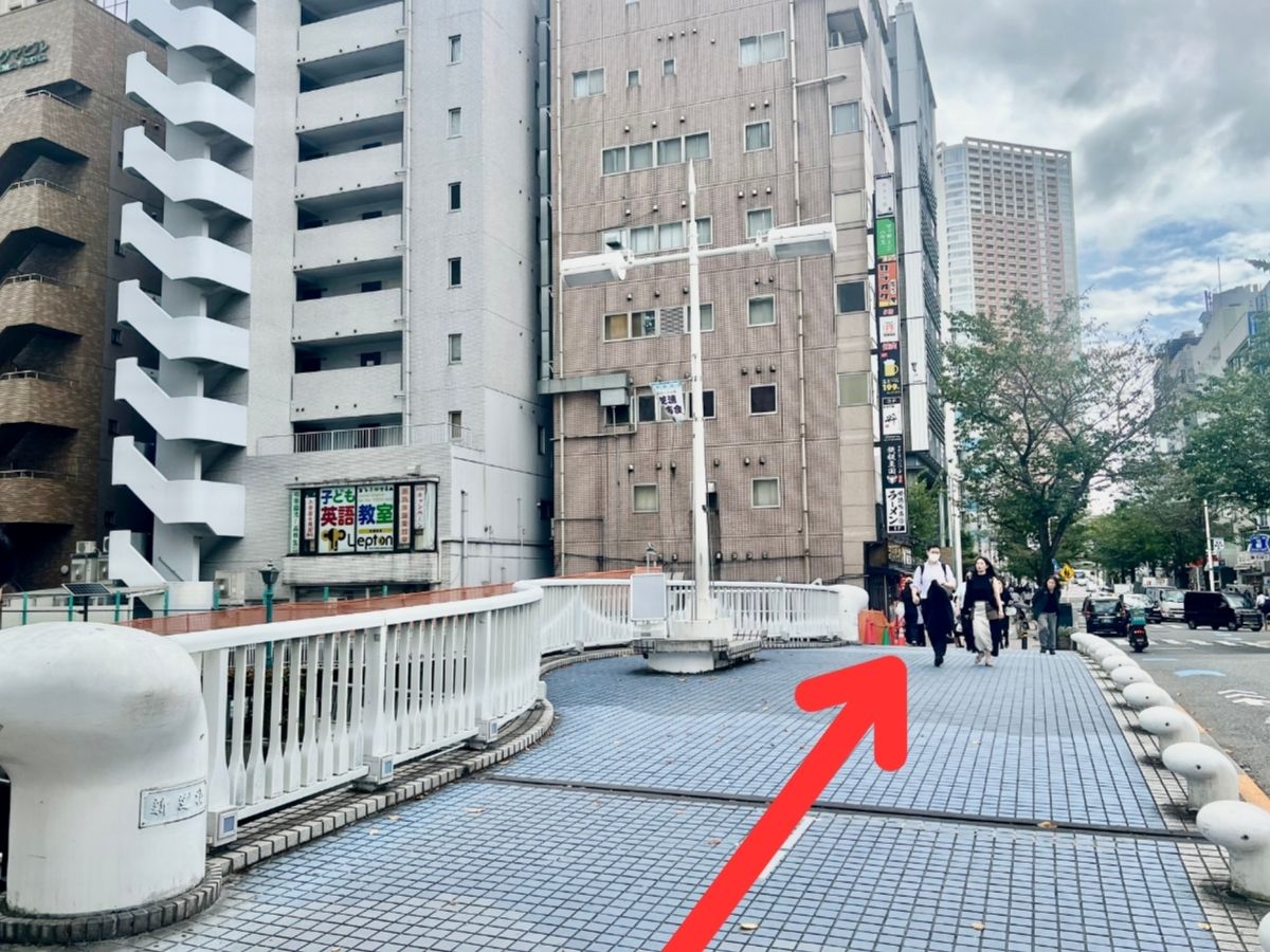 新芝橋を渡り、約100mほど進む。