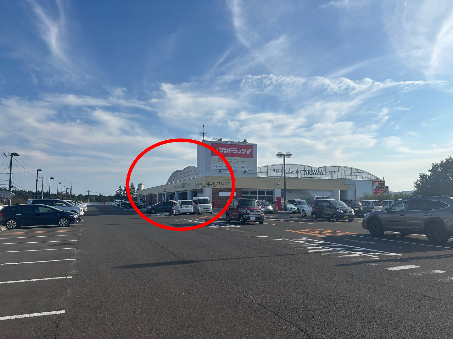 商業施設2階の無料駐車場をご利用いただけます。 施設に入りましたら、エスカレーターかエレベーターを利用し１階までお越しください。