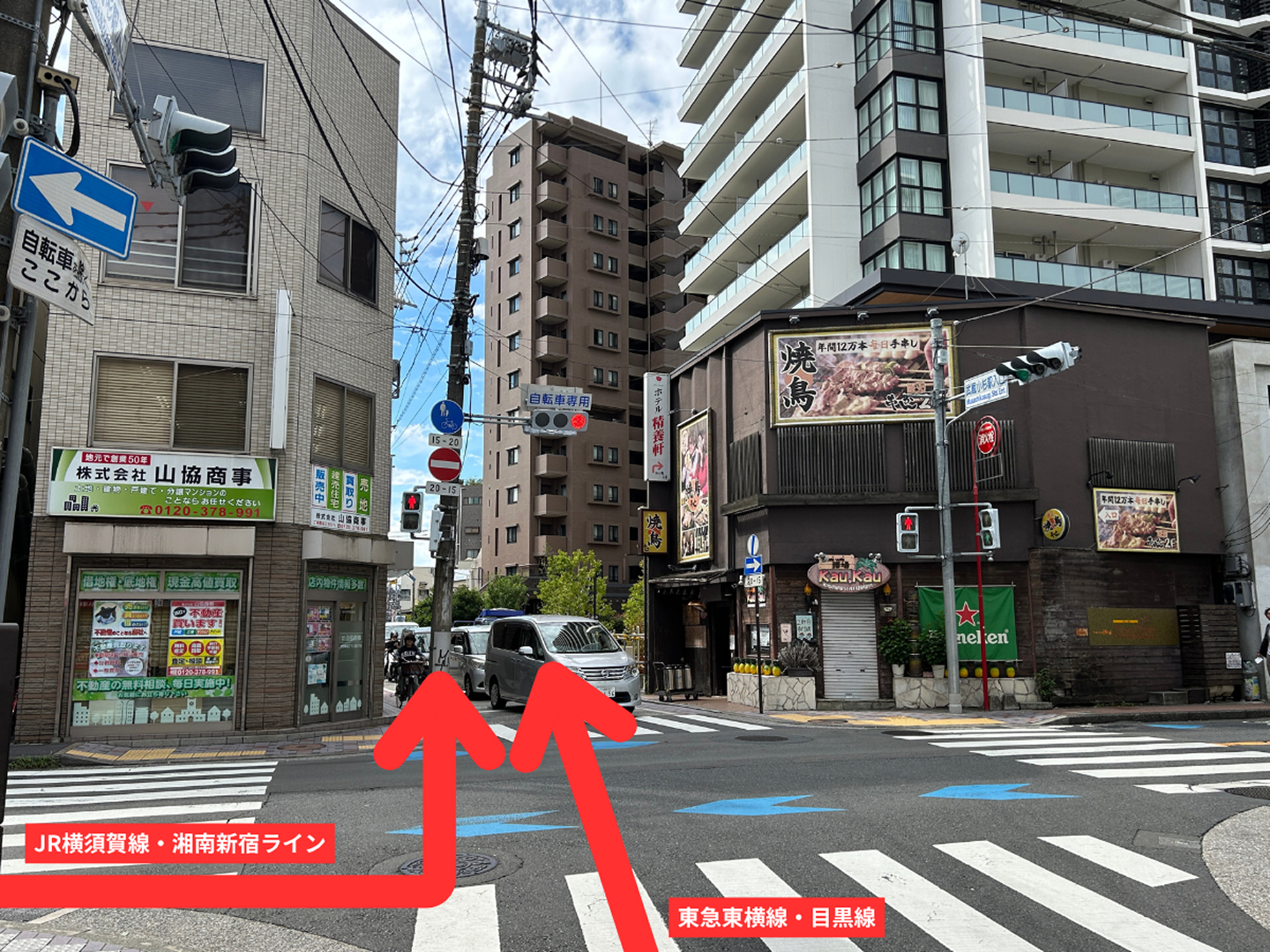 角に「焼き鳥 串かん」のある交差点を渡り、300mほど直進します。