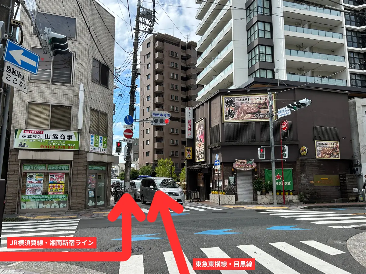 ＜合流＞角に「焼き鳥 串かん」のある交差点を渡り、300mほど直進します。