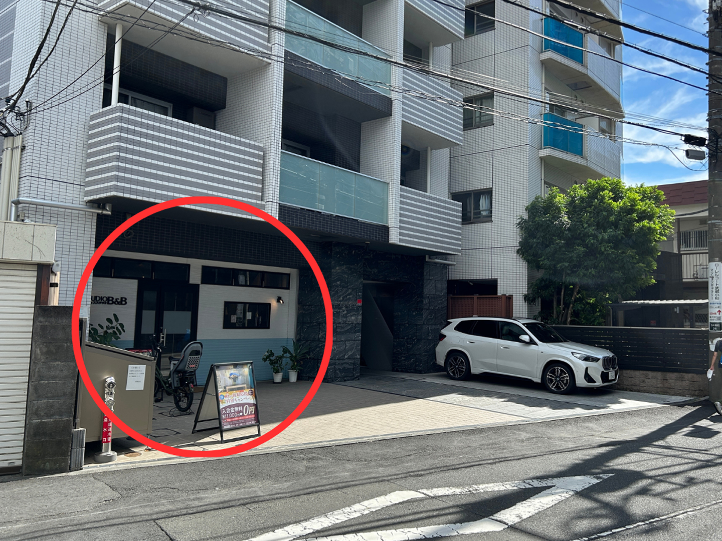 右手に「ファミリーマート」が見えたら、左手のマンション1階が「スタジオBB武蔵小杉」です。