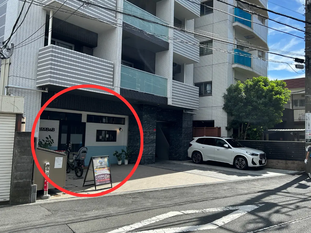 右手に「ファミリーマート」が見えたら、左手のマンション1階が「スタジオBB武蔵小杉」です。