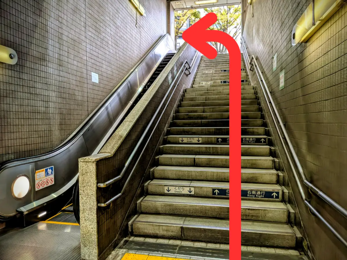 エスカレーターを2つ上がり、3番出口を出たらすぐに左へ曲がり直進。