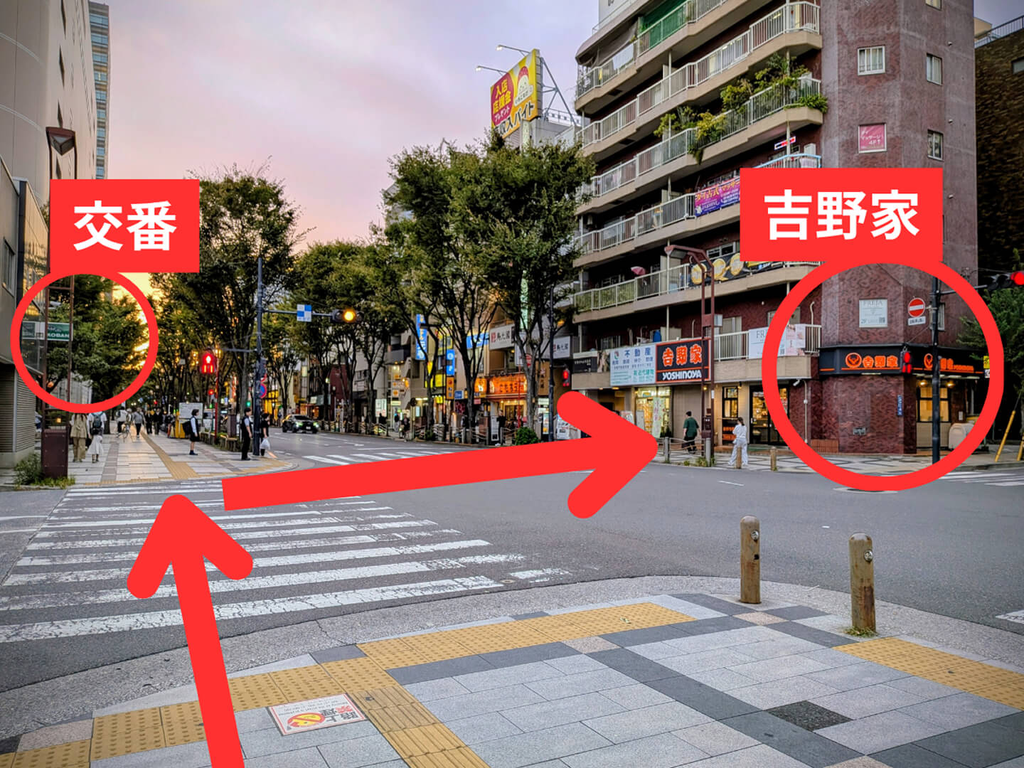 左手に錦糸町駅前交番、右手に吉野家のある交差点を渡り、吉野家が入っているビル3階へ。