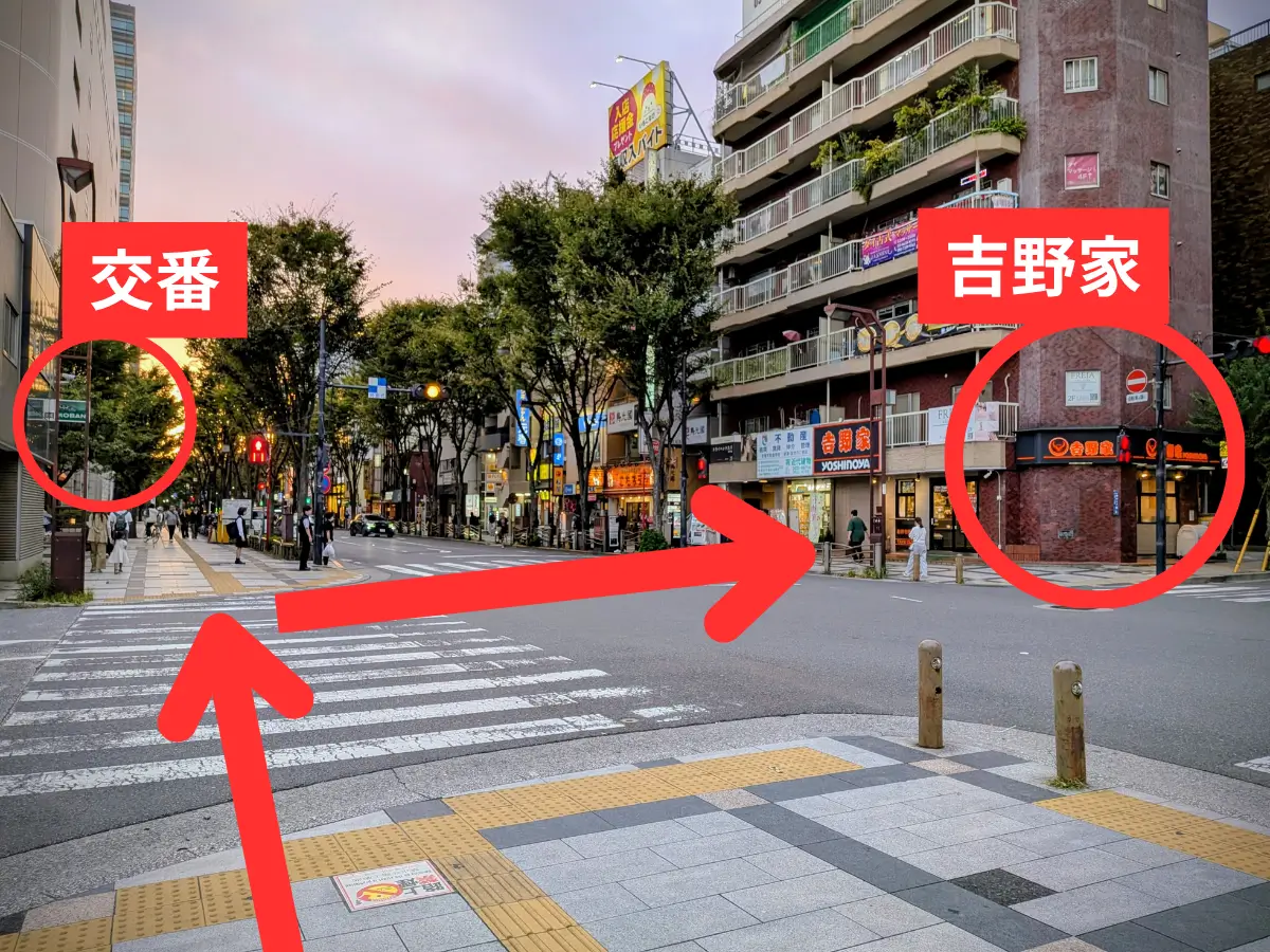 左手に錦糸町駅前交番、右手に吉野家のある交差点を渡り、吉野家が入っているビル3階へ。