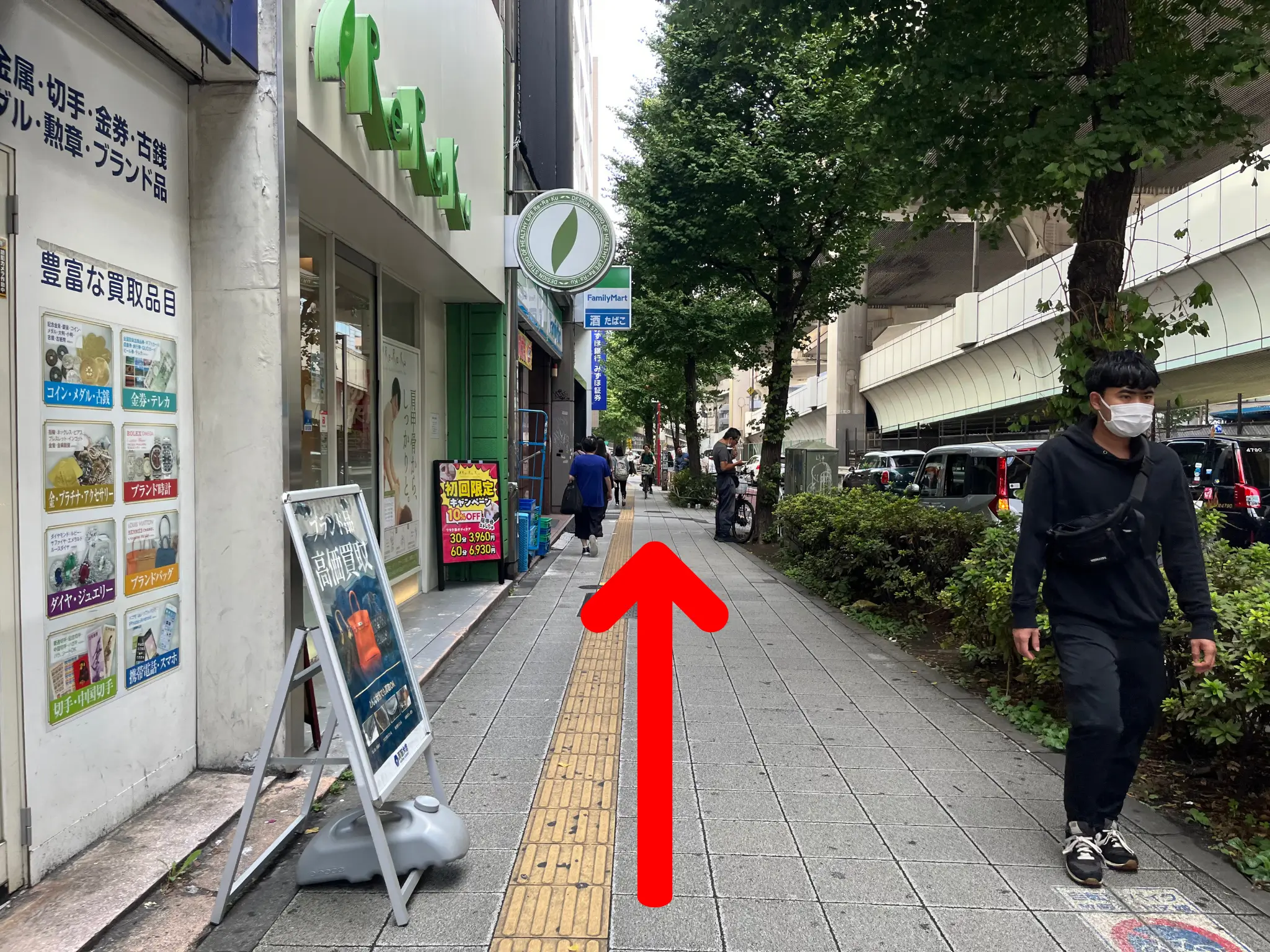 ＜合流＞階段を昇り、そのまま直進します。