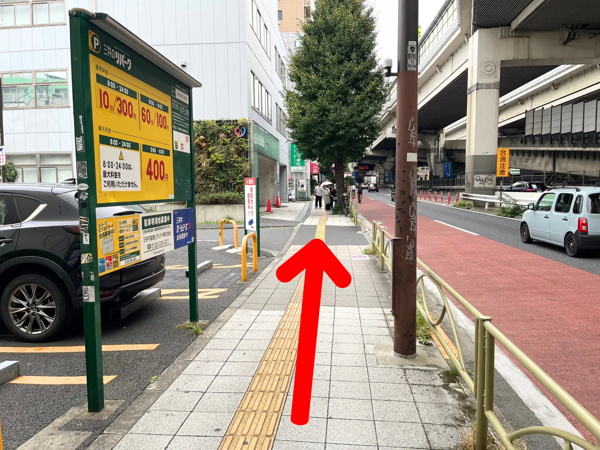 150mほど直進し、コインパーキング（三井のリパーク）を通過します。