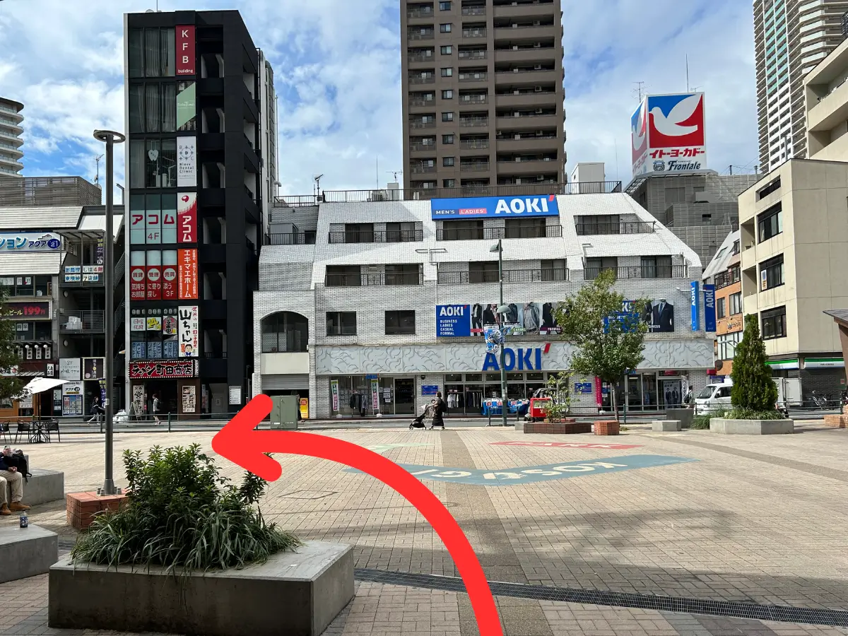 ＜東急東横線・目黒線＞「武蔵小杉駅」北改札（南口1）を出ると大きな広場「こすぎコアパーク」があり、「AOKI」を正面に見て、左へ進みます。