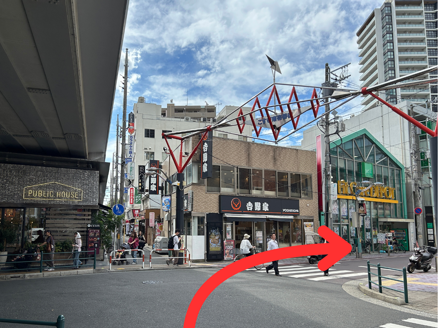 「こすぎ南壱番街」のアーチを通り抜け、Y字路で左折します。