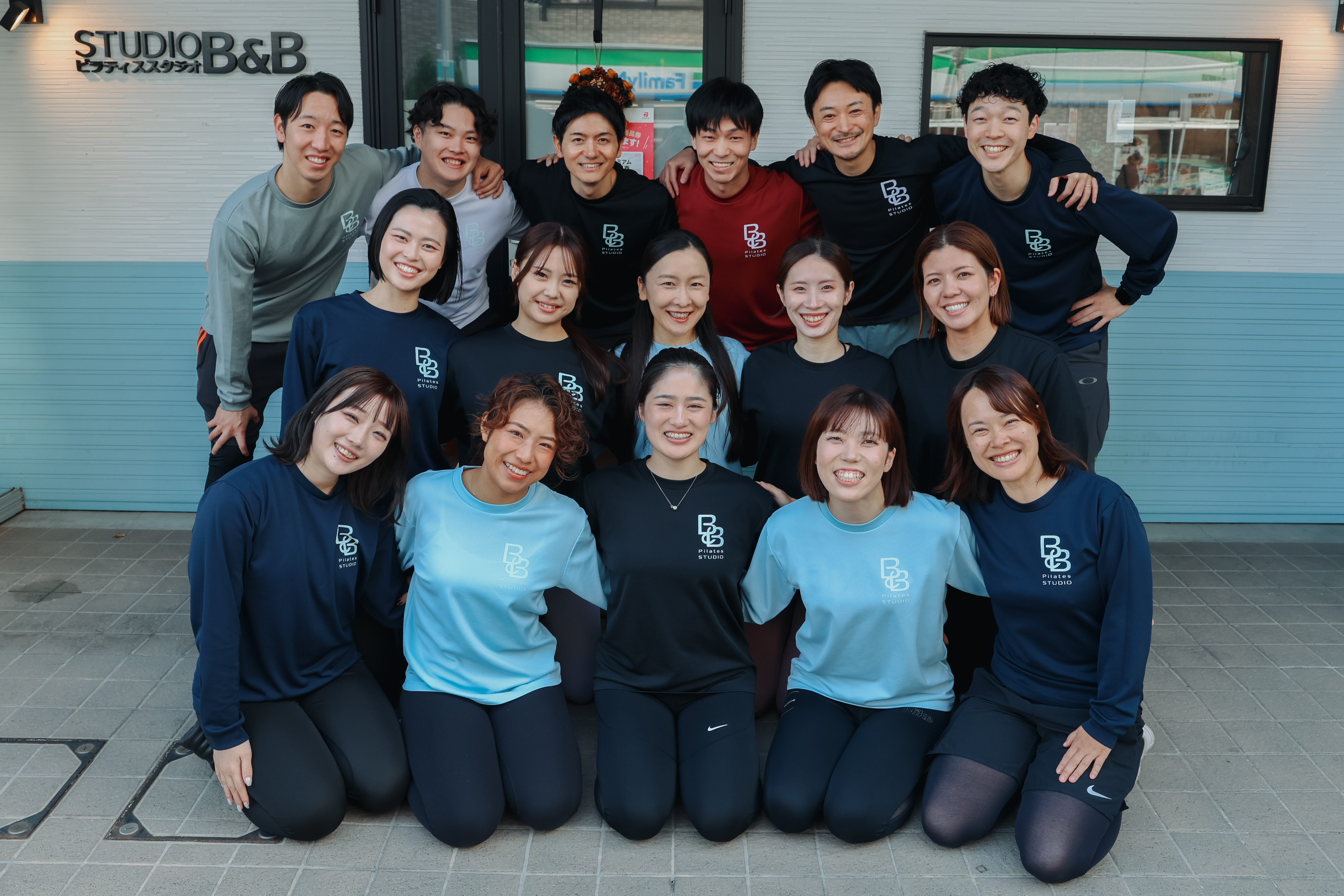 武蔵小杉スタジオの前で撮影したスタッフの集合写真