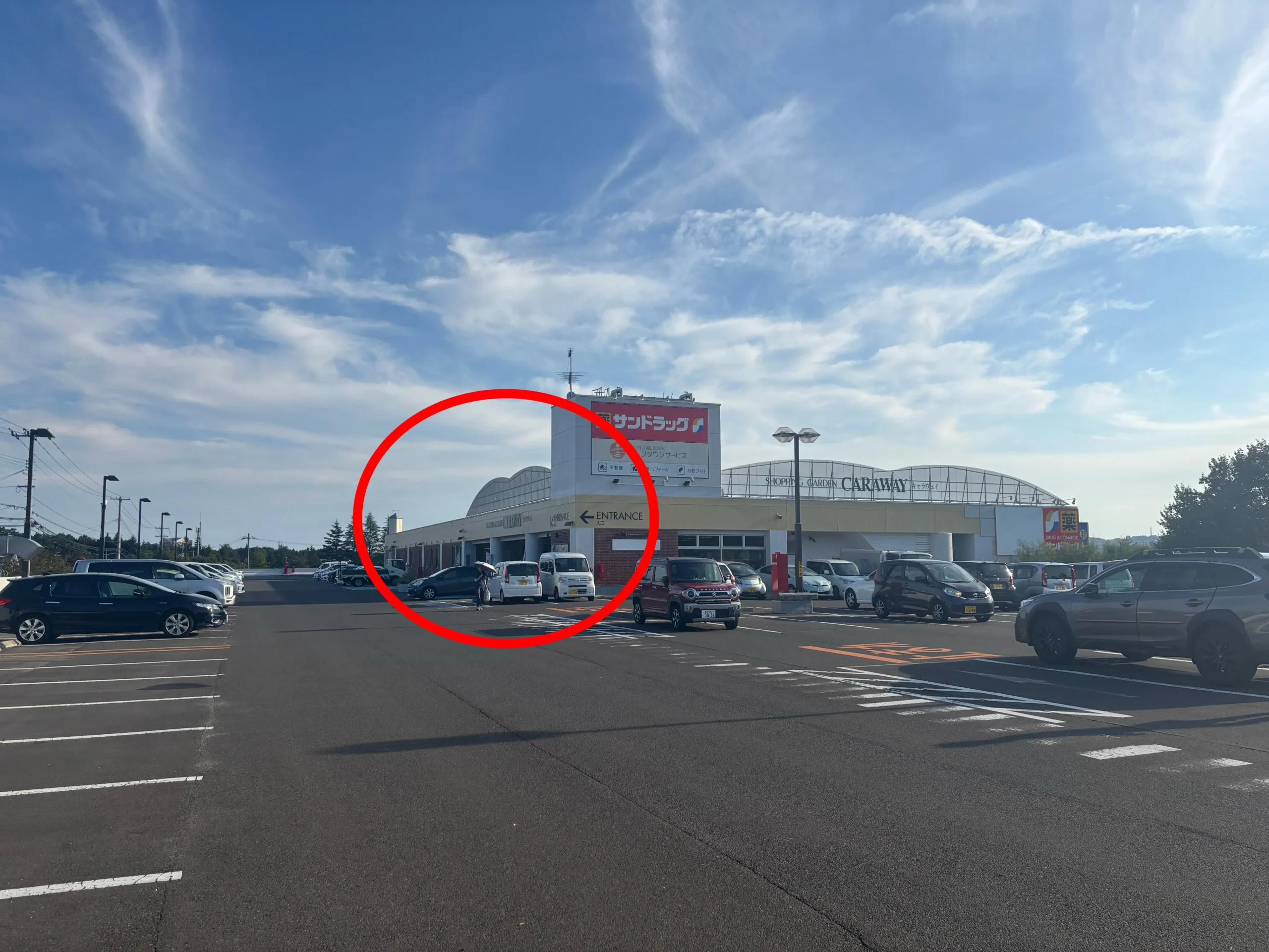 商業施設2階の無料駐車場をご利用いただけます。 施設に入りましたら、エスカレーターかエレベーターを利用し１階までお越しください。