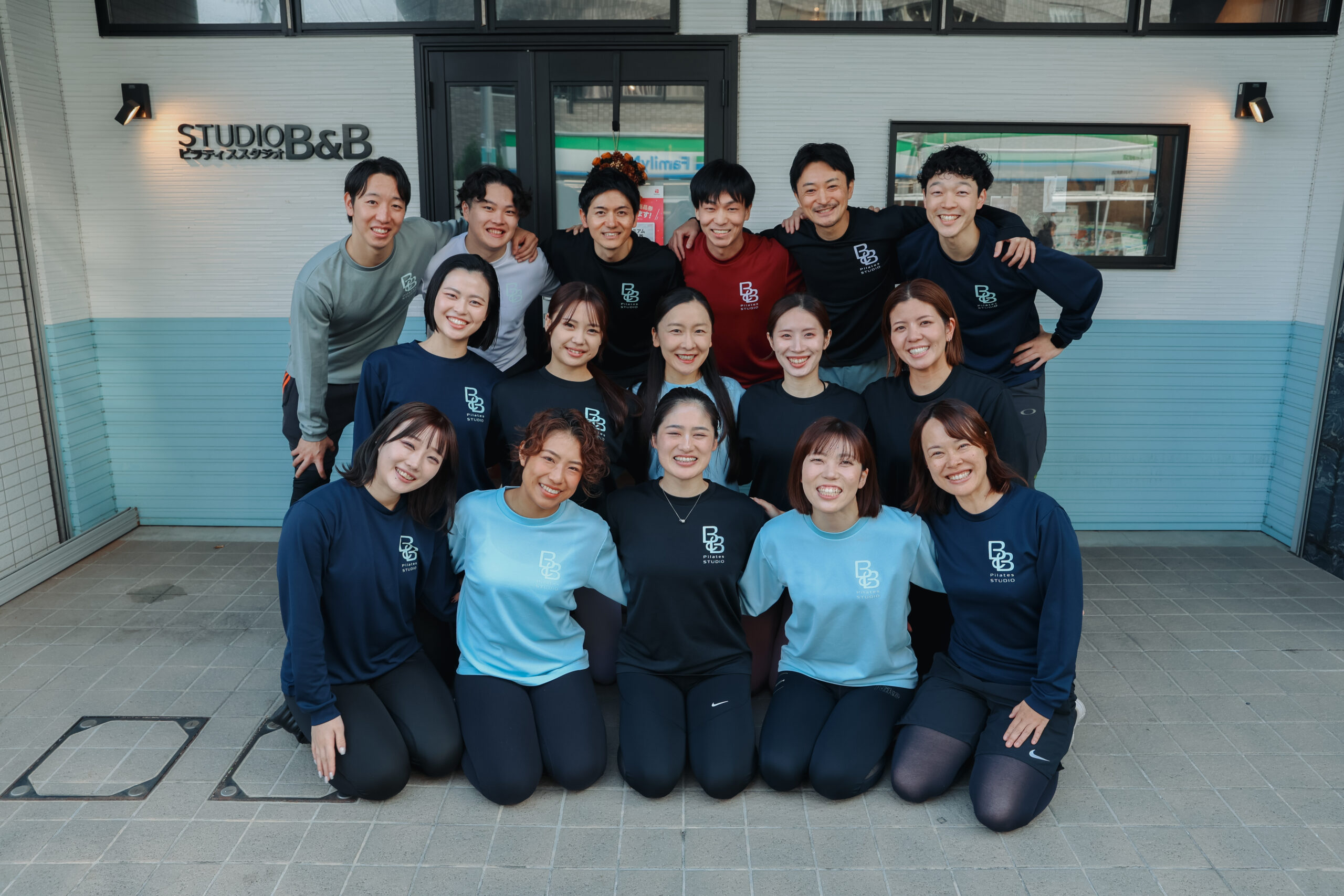 ピラティススタジオの前で撮影したピラティススタジオBBのインストラクターたちの笑顔の集合写真