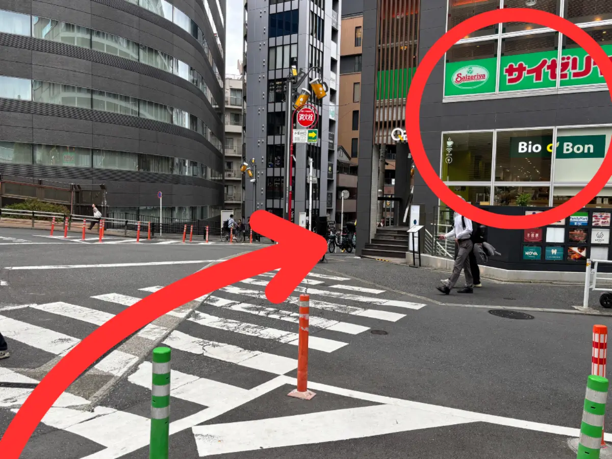 「サイゼリヤ」「Bio c’Bon」へ向かい横断歩道を渡り、十字路の交差点まで直進。