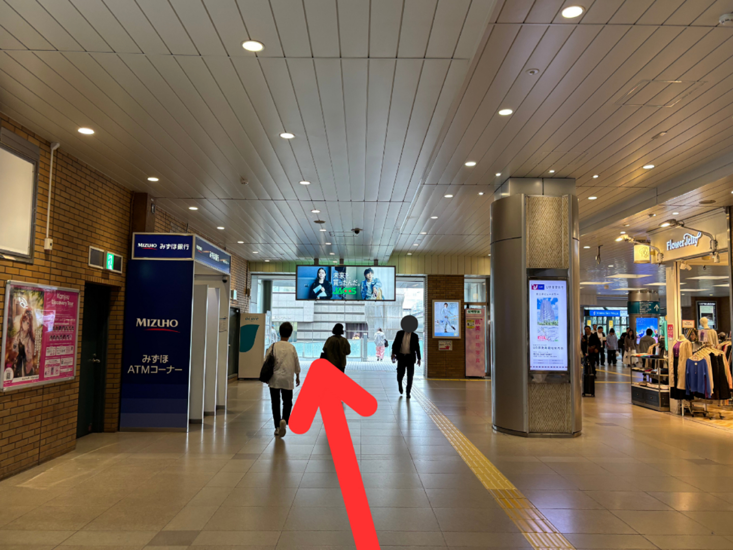 「恵比寿駅」東口改札を右手へ進み、外出口の「下り階段」を降りる。