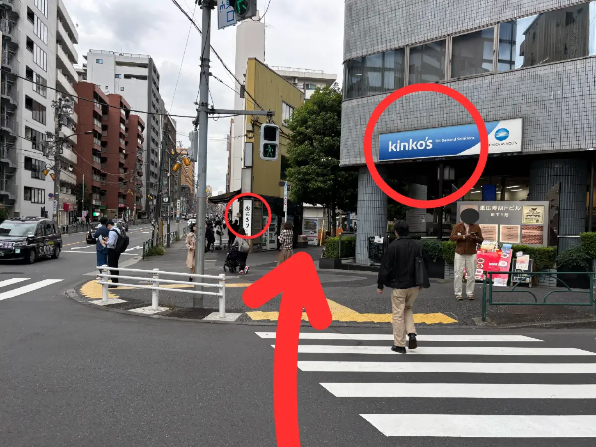 十字路交差点の正面に見える「キンコーズ」と「おにぎり維心」の間の道へ進む。