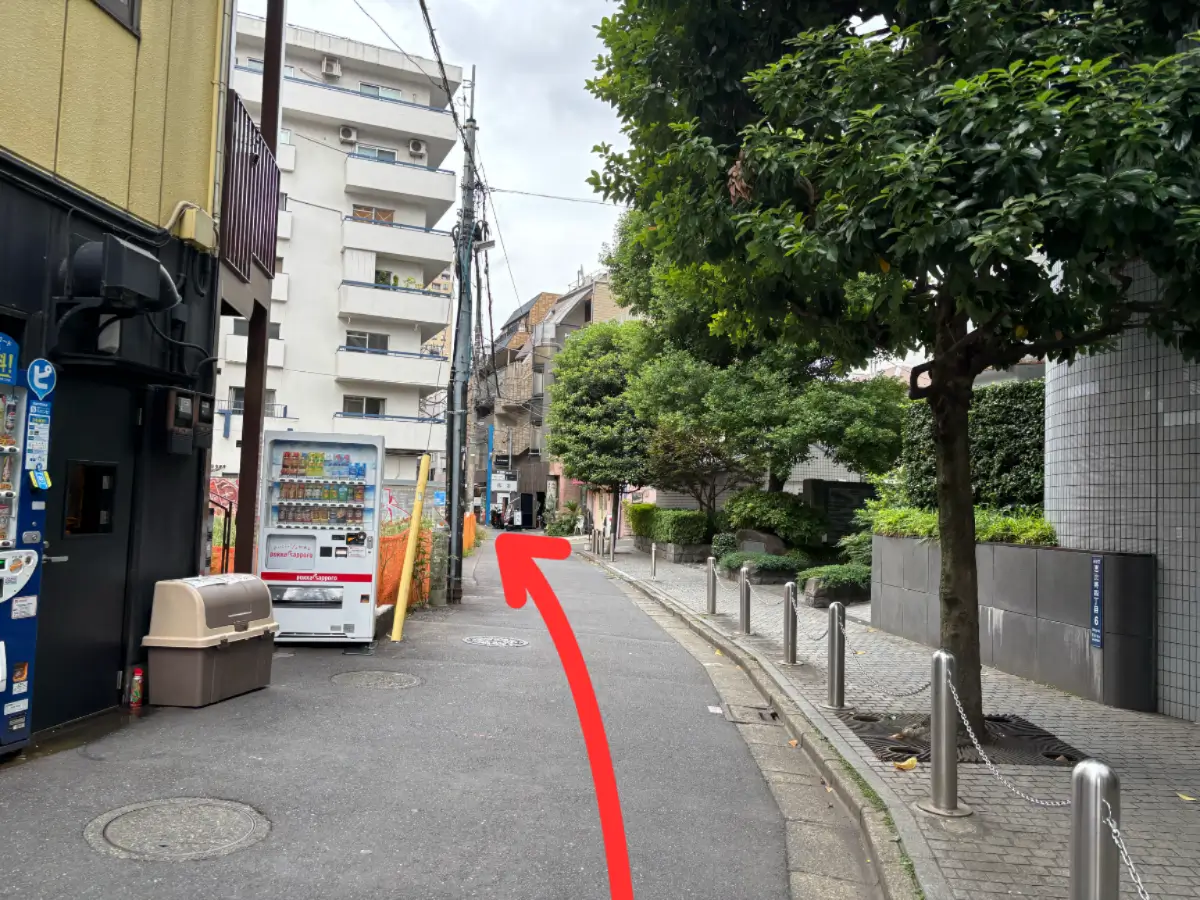 約200メートル直進。