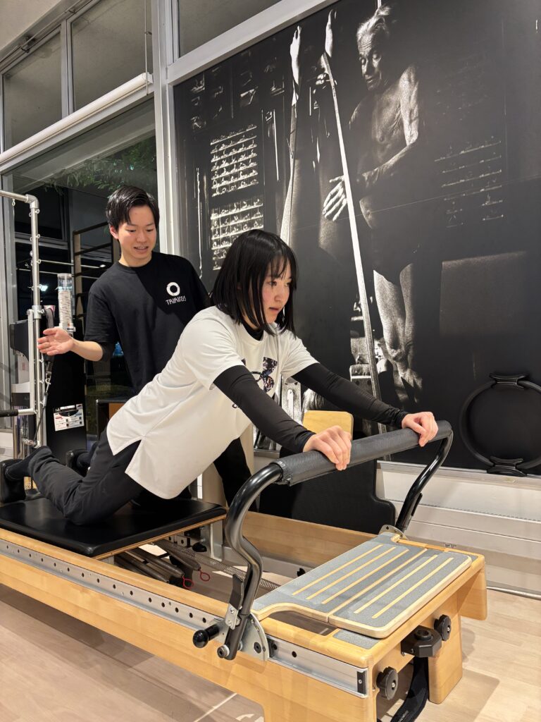 寺本朱利様がピラティスセッションに取り組む写真