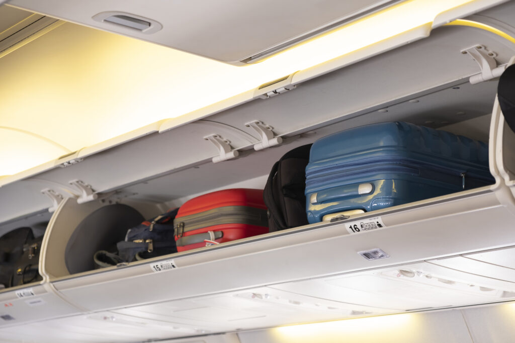 飛行機の座席上にある荷台の写真