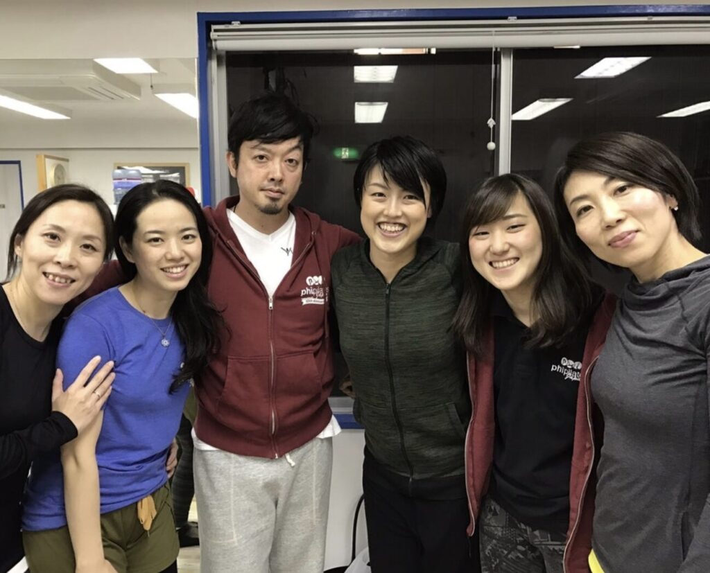 ピラティススタジオBB 田町でPHIピラティスマスタートレーナー3名と桑原代表が一緒に写っている集合写真