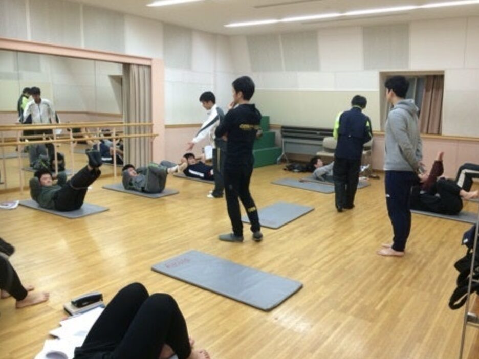 ピラティススタジオBB統括マネージャーの濱田英明が、履正社専門学校の研修で講師をしている「写真1