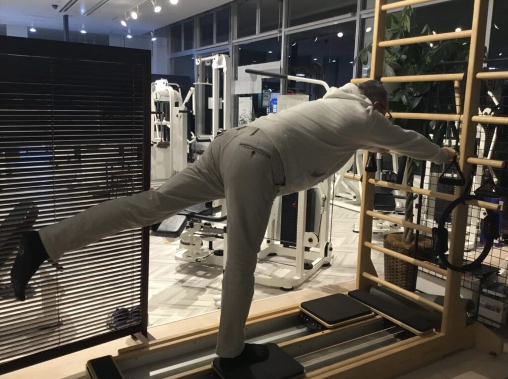 ピラティススタジオBB仙台泉｜脳梗塞リハビリ後の機能回復。コアアラインのアラベスクが上手に出来ている写真