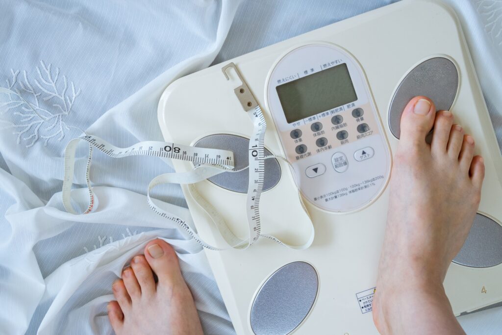 マシンピラティスの後に体重を図る女性の足