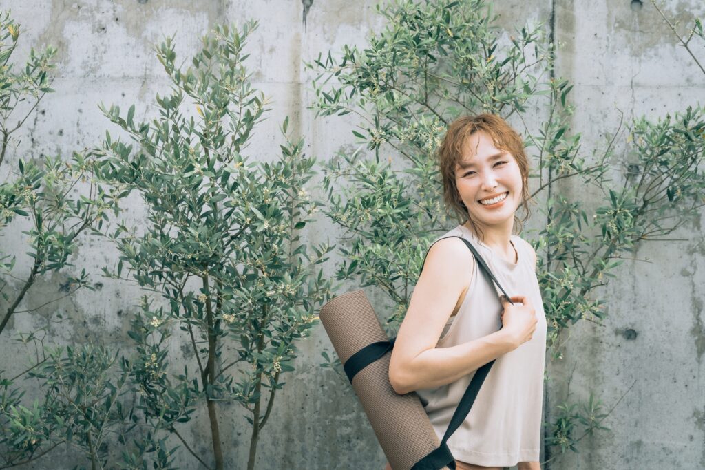 ピラティスまたはヨガに行く女性