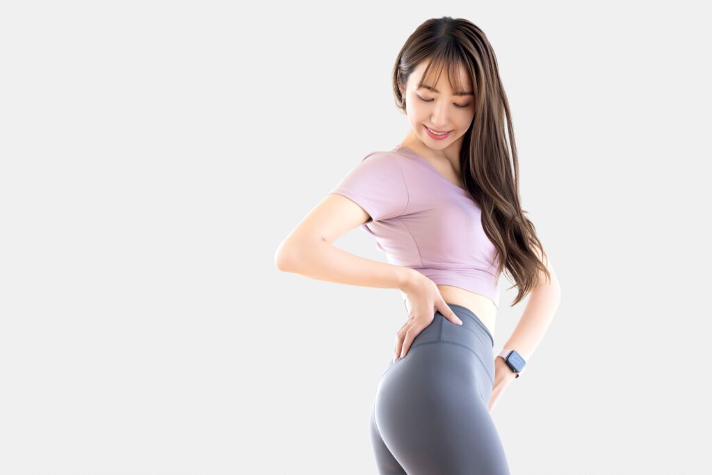 マシンピラティスの効果で体が引き締まった女性