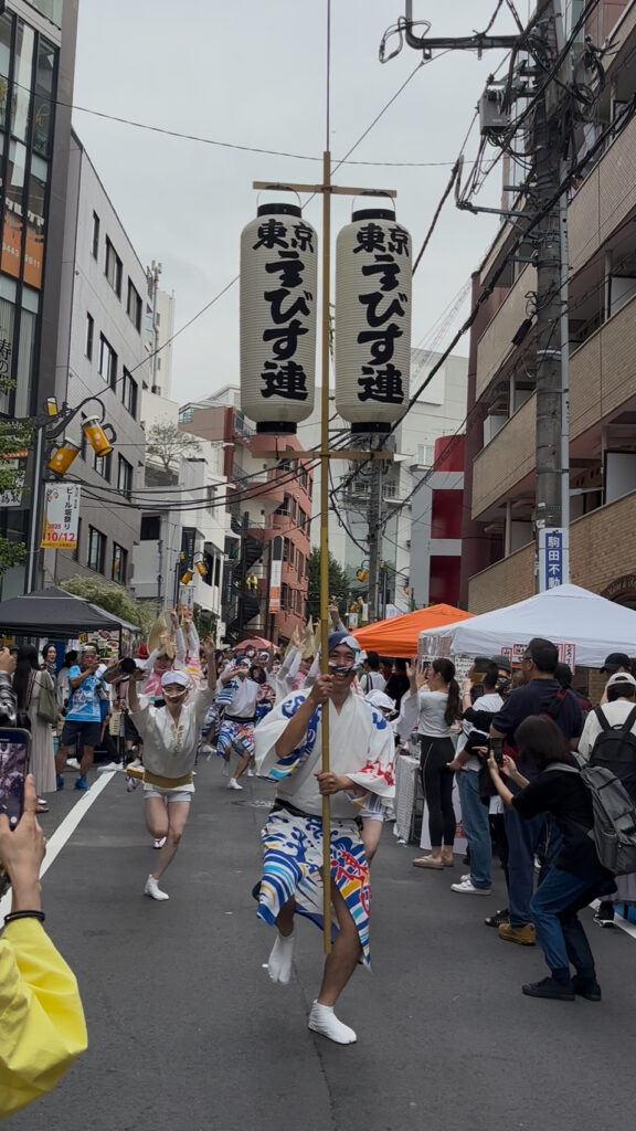 恵比寿「ビール坂祭り」にて阿波踊り・路上パフォーマンスの様子