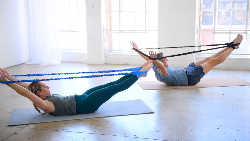 Konnections Bandを利用したマットピラティスのエクササイズの画像