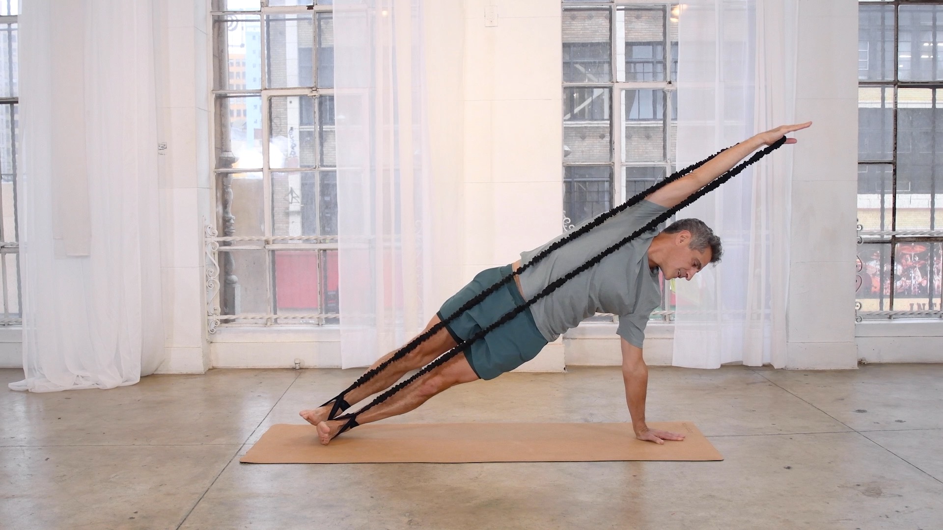 KonnectionsBandを使ってマットピラティスエクササイズをするViktor Uygunの写真