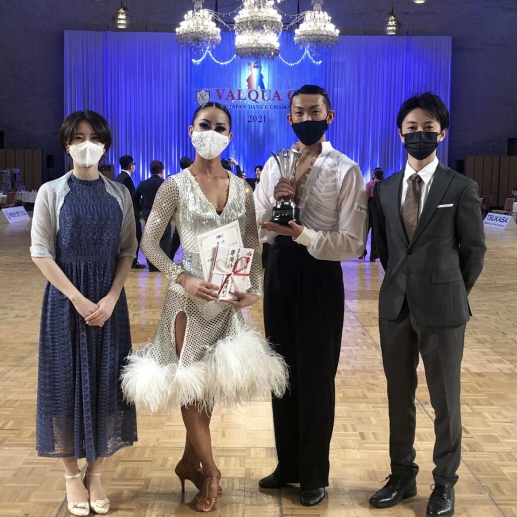 ValquaCup2021後に、トロフィーを持った鈴木・原田ペアとピラティススタジオBBの黒子甫、佐藤莉世