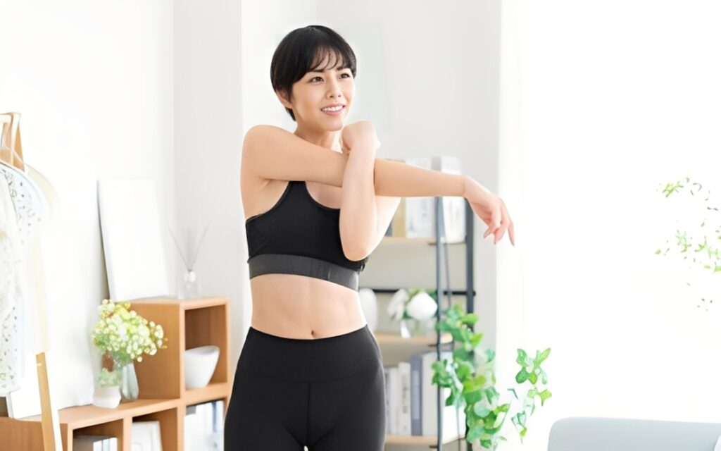 ピラティスを行う前にストレッチをする女性