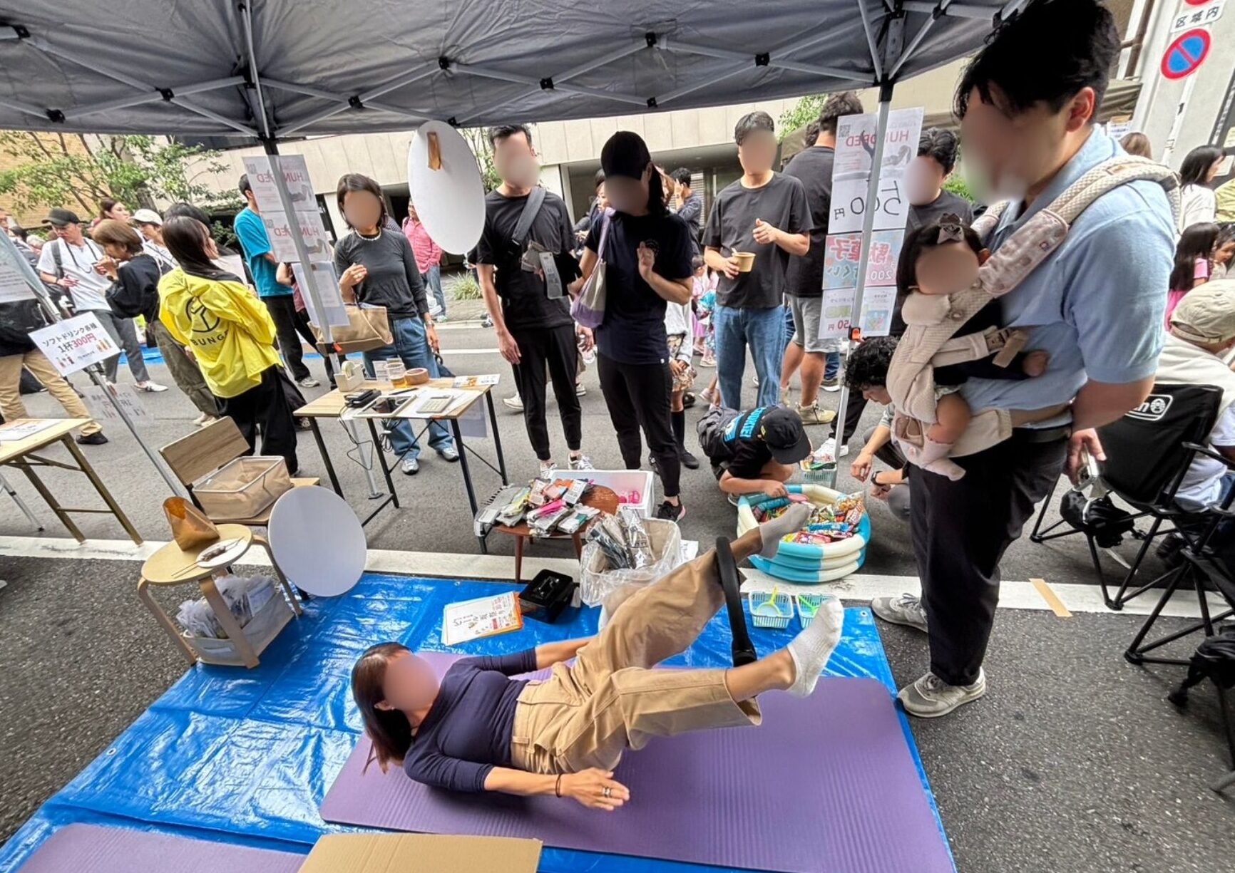 ピラティススタジオBB恵比寿店での出店出し物「ハンドレッド」エクササイズ100回チャレンジの様子。周りにはお客様が応援しながらいている様子がわかる。